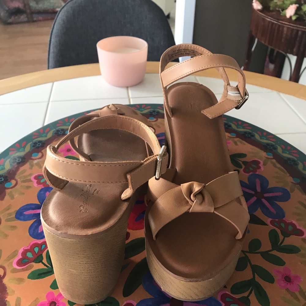 Universal Threads Chunky Heels - Picture 4 of 5